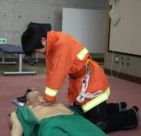 応急手当（AED）体験の様子